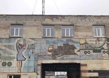 Через ворожі обстріли Дніпра зруйновано раритетну кахляну мозаїку на одній з будівель (ФОТО)