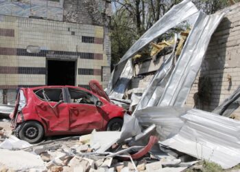 Ракетні уламки, дірки та опіки: мер Дніпра побував у пошкодженому російським обстрілом районі міста