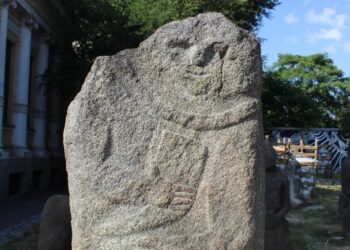 У Дніпрі збирають кошти на нові «броніки» для кам’яних баб
