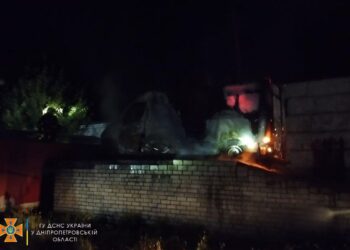 Вночі у Дніпрі спалили автівку волонтерів з Харкова 
