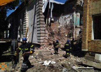 Синельниківський район: рятувальники продовжують ліквідовувати наслідки ворожого обстрілу