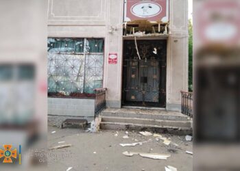 Загинула жінка,  двоє поранених, одна з них важка: рятувальники показали наслідки ранкового “прильоту” в Кривий Ріг (ФОТО)