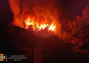 У Нікополі палав дах одноповерхівки