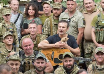 Святослав Вакарчук заспівав для  бійців 93-ї бригади з Дніпропетровщини