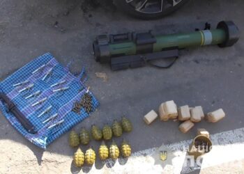 На блокпосту у Павлограді поліцейські вилучили з автомобіля гранатомет та боєприпаси