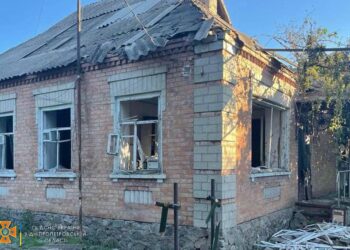 Горіли 4 житлових будинки та декілька господарчих споруд: подробиці нічних обстрілів Нікополя від ДСНС
