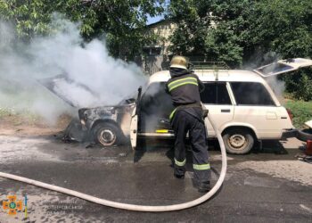 У Нікополі посеред дороги палала автівка (ФОТО)