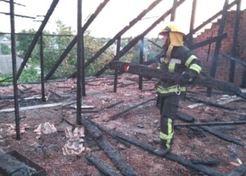 Рятувальники розповіли про масштаби руйнувань після нічного обстрілу Нікополя