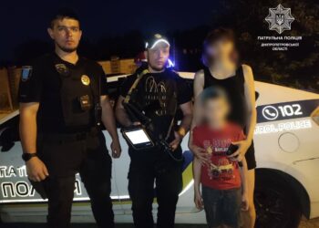 Патрульні Дніпра повернули додому хлопчика, який загубився