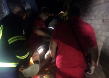 У Нікополі ВАЗ врізався у дерево: водія вирізали із авта рятувальники