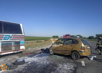 У Павлоградському районі легковик та автобус не поділили дорогу 