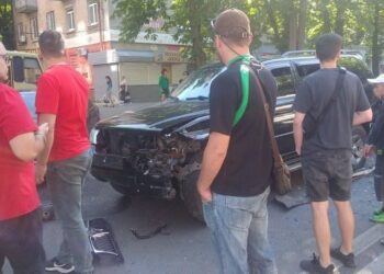 У ДТП на Титова постраждали водій та пасажир ВАЗ