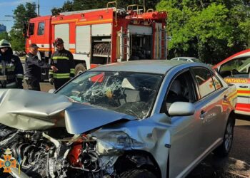 ДТП на Запорізькому шосе: легковик влетів у відбійник