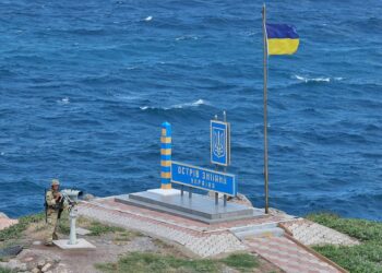 На острові Зміїному підняли український прапор 