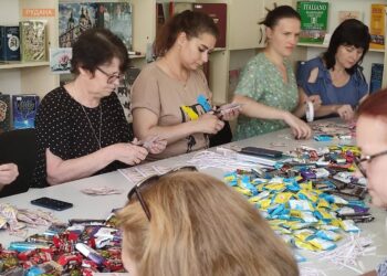 Бібліотекарі Кривого Рогу відправили на фронт «солодкі цитати»   
