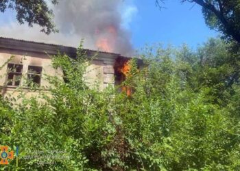У Кривому Розі горіла заброшка: постраждав чоловік