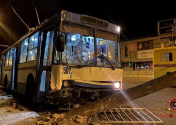 У Дніпрі тролейбус зніс ліхтарний стовп та дорожню огорожу: постраждав пасажир
