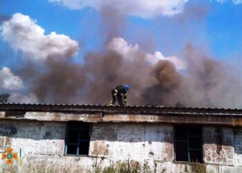 На Криворіжжі рятувальники намагаються загасити склади із зерном