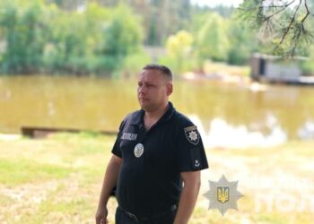 На Дніпропетровщині поліцейський та військовослужбовець врятували 7-річну дівчинку, яка ледь не потонула у річці 