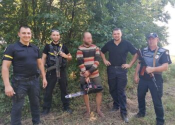 Пиляв дерева у заказнику: павлоградські поліціянти затримали “чорного” лісоруба