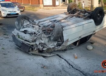 У Дніпрі ВАЗ врізався в паркан та перекинувся: є постраждалі