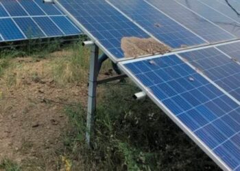 Через ворожий обстріл у Криворізькому районі розбита сонячна електростанція та горить поле з пшеницею 