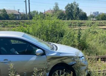 У Дніпрі на Каруни іномарку винесло на залізничну колію 