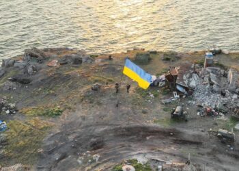 Українські захисники встановили прапор на острові Зміїному 