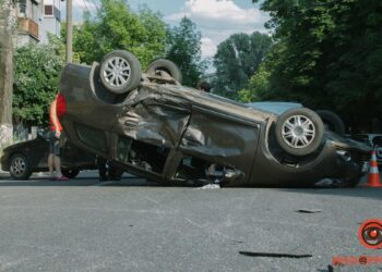 Потрійне ДТП у Дніпрі: автівка перекинулася на дах