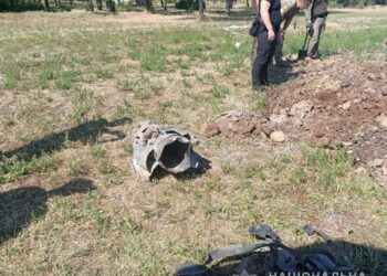 На місці ранкового обстрілу у Кривому Розі працюють вибухотехніки, рятувальники та правоохоронці 