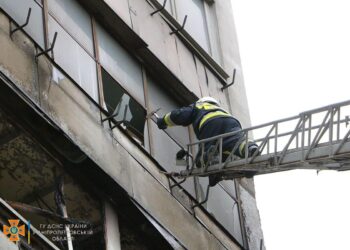 На пожежі у Дніпрі вогнеборці врятували жінку