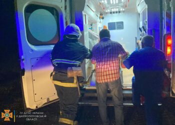 На Дніпропетровщині вогнеборці врятували на пожежі чоловіка
