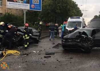 У Дніпрі рятувальники визволили травмованого водія з понівеченої автівки (ФОТО)