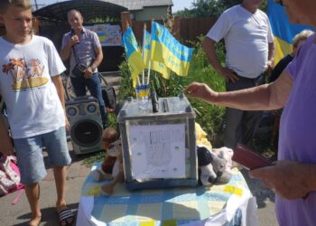 Юні волонтери Підгородного зібрали за день понад 12 тисяч гривень на допомогу ЗСУ (ФОТО)
