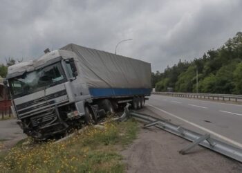 На виїзді з Дніпра фура з’їхала з траси та знесла відбійник