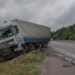 На виїзді з Дніпра фура з’їхала з траси та знесла відбійник