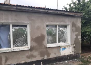 Побиті паркани, поранені корови: ворожий обстріл пошкодив сім будинків у Мар’янському (ФОТО)