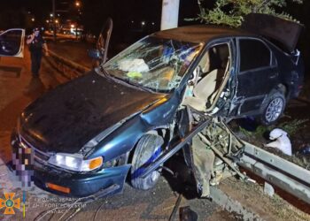 ДТП у Дніпрі: автівка зависла на відбійнику (ФОТО)