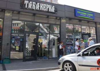 У Дніпрі на проспекті Миру Renault врізався у торговельний павільйон