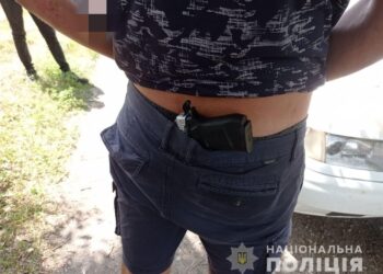 У Перещепиному затримали озброєного перехожого 