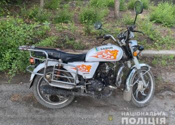 На Дніпропетровщині зловмисник у парі з неповнолітнім подільником викрали мотоцикл 