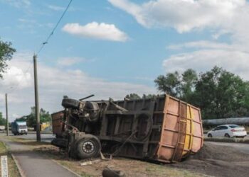 У Дніпрі вантажівка посівала дорогу насінням