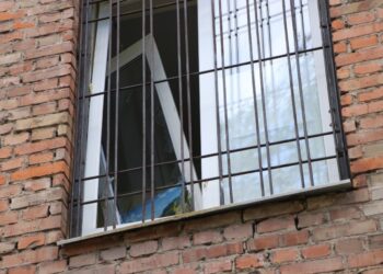 У багатоповерхівках Дніпра ліквідовують наслідки ворожої атаки