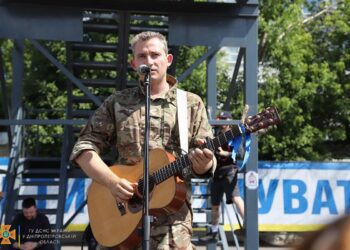 У Дніпрі для поранених бійців та рятувальників виступили українські виконавці Коля Сєрга та Ярмак 