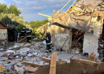 Дістали з-під завалів тіла двох літніх людей: подробиці нічної атаки у Нікополі від ДСНС