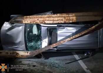 На Дніпропетровщині позашляховик влетів у відбійник та перекинувся на бік (ФОТО)
