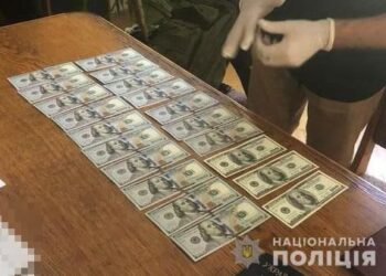У Дніпрі чоловік намагався «відмазатися» від служби за кілька тисяч доларів