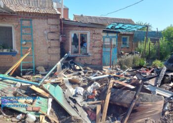 Прокуратура показала нові фото наслідків ворожого удару по Нікополю