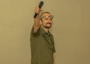 У лікарні Дніпра для поранених бійців вперше виступив автор пісні «Байрактар»