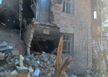 Розбиті колії та будинки: поліція Нікополя документує наслідки ворожих обстрілів (ФОТО)